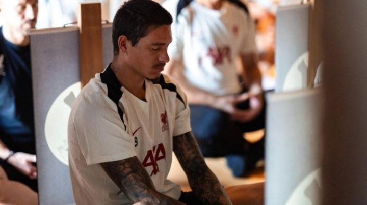 🧘遁入佛门！利物浦日本行造访寺庙，在僧人指导下进行早晨冥想