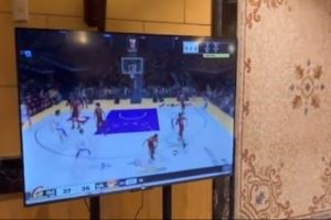 男篮亚洲杯开打前各队在酒店大厅放松 张宁用约基奇角色打2K😁