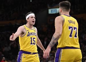  里夫斯打趣：东契奇就像个孩子 总有一天他需要长大