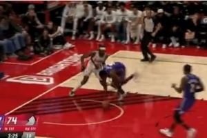  乃父之风！布朗尼灵巧一点助攻范德彪暴扣+突破分球海斯跟进暴扣