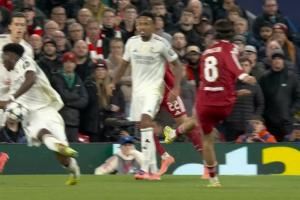  索博打门击中琼阿梅尼手臂，裁判检查VAR后没有判罚点球