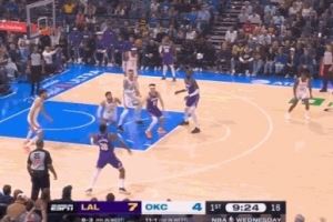  真好用！阿杰伊·米切尔机警抢断反击 直接双手暴扣空篮！