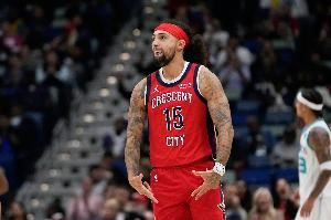  有惊无险！阿尔瓦拉多投篮落地脚部不适 调整后继续打