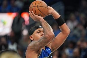  希望无大碍！班凯罗次节伤退 出战12分钟拿4分4板2助1断1帽