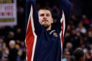  斯潘塞·琼斯：掘金替补席整场比赛都在为约基奇的表现摇头