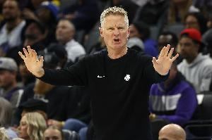  很不满！巴特勒卡位被吹犯规 科尔抱怨赔上技犯