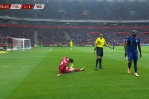  莱万争抢时受伤，但仍暂时坚持比赛