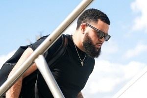  火箭登机照：杜兰特像是谈恋爱了 雨姐有点屌丝😂 范乔丹在列