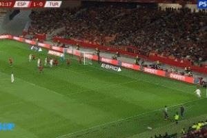  居尔为土耳其破门，这是西班牙本届世预赛的第一粒丢球